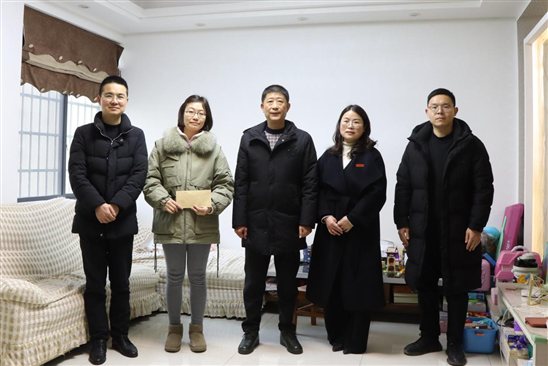 学校领导春节前夕走访慰问困难党员