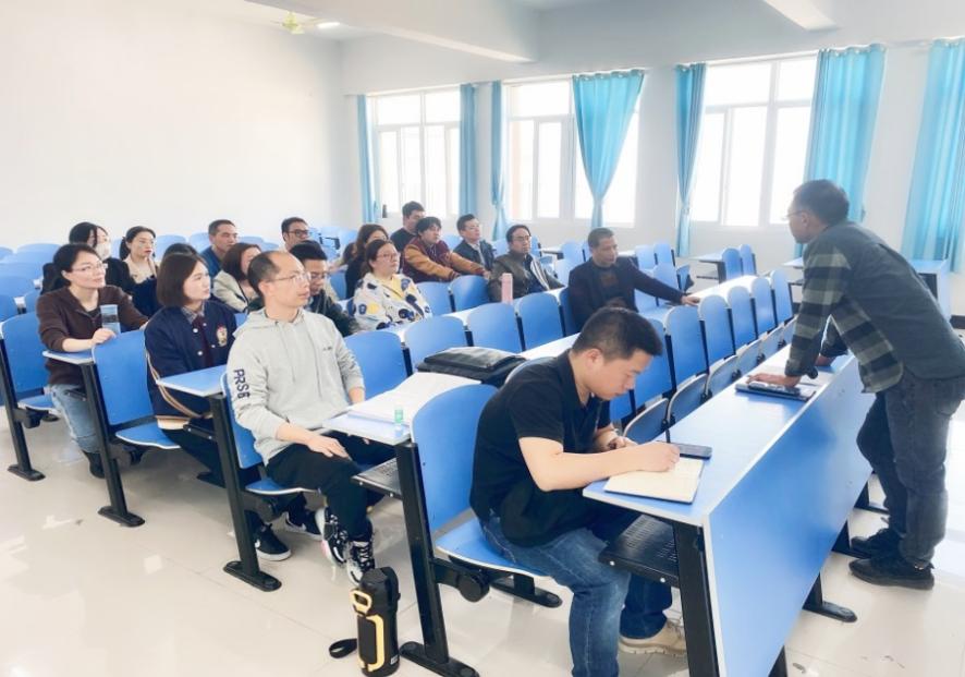 C:\Users\Adminster\Desktop\线上教学培训会\管理学院线下组织“线上教学”的培训-图3.JPG